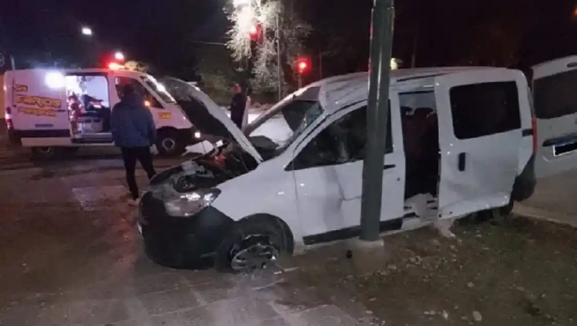 Dos jóvenes fueron hospitalizados tras protagonizar un impactante choque