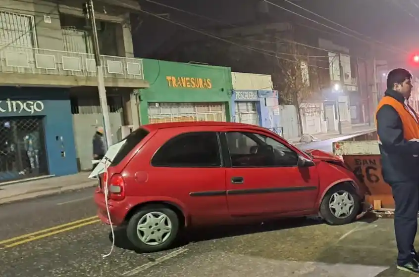 Brusco choque de un automovilista contra un volquete en zona noroeste
