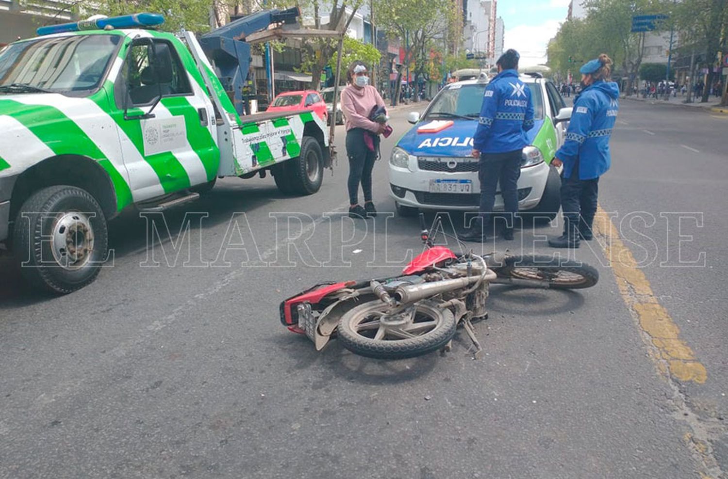 Imprudencia total: cruzó un semáforo en rojo sin casco ni papeles y atropelló a un peatón
