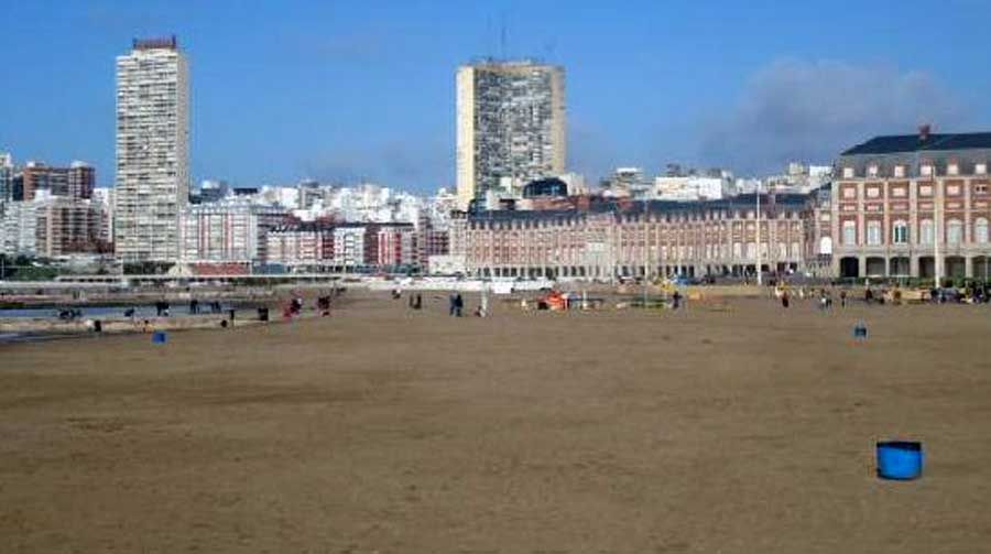Robaron cervezas y los detuvieron mientras las tomaban en la playa