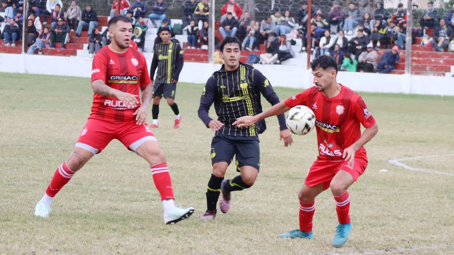 Fútbol: Libertad ganó un partido clave y Salto Grande sigue a un punto