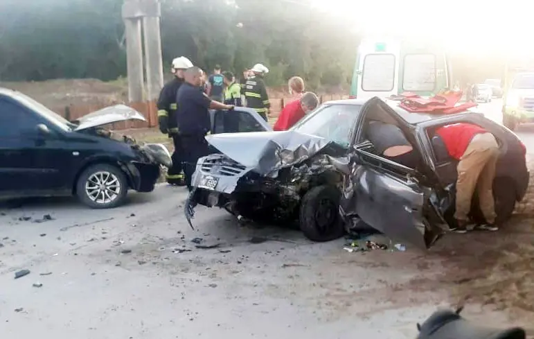 El conductor de un vehículo se encuentra internado y su acompañante falleció