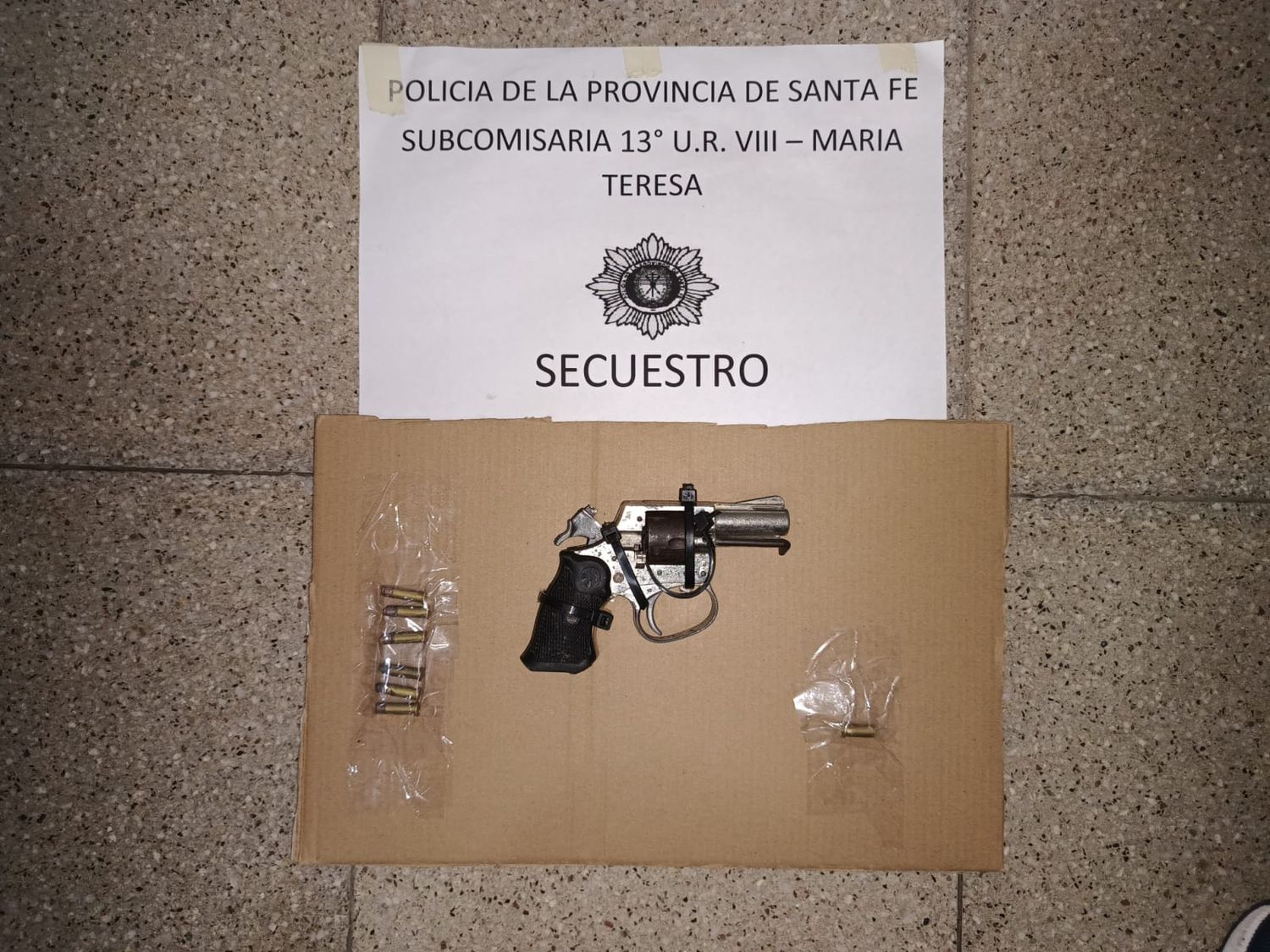 El revólver utilizado para cometer el hecho delictivo.