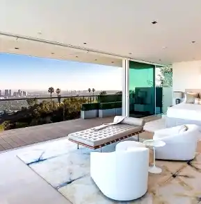 Una de las terrazas de la mansión de LeBron