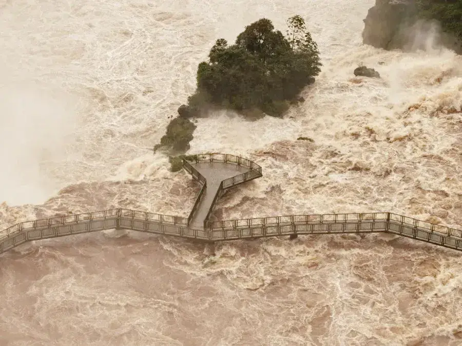 Impactantes imágenes muestran la fuerza de las Cataratas del Iguazú con más de ocho millones de litros de agua por segundo