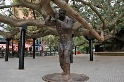 Arbolado público y otra idea para imitar: Atlas de Recoleta, el gigante de bronce que sostiene el brazo de un gomero