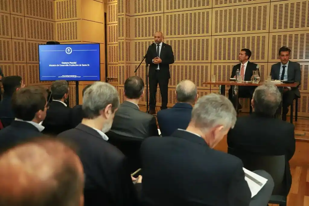 Puccini destacó las obras  que está realizando la provincia en la zona de puertos