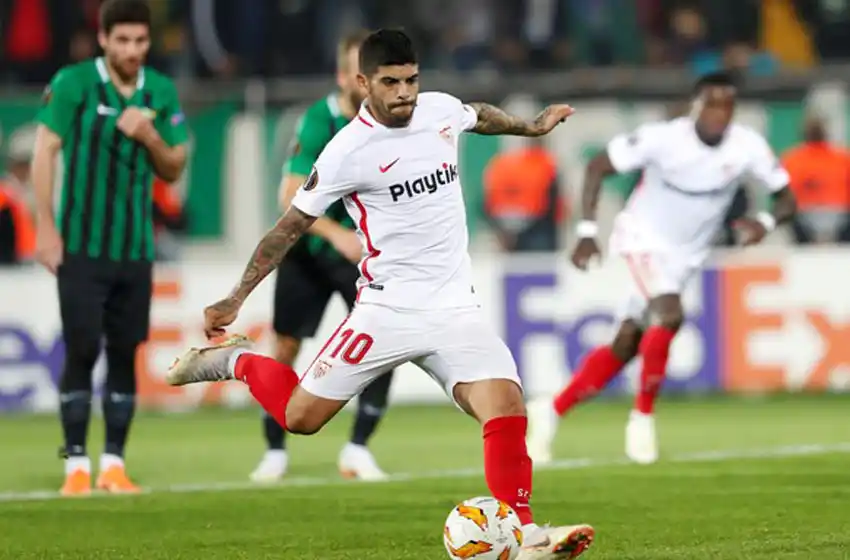 De penal, Banega le dio un triunfo agónico al Sevilla