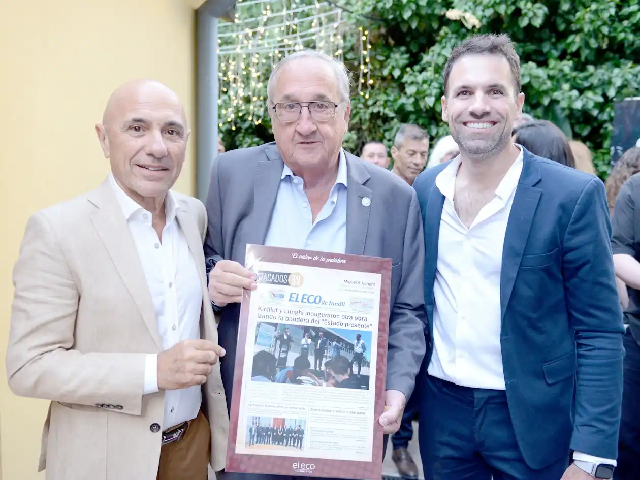 El director de El Eco de Tandil, Rogelio Rotonda, y el subdirector Rodrigo Rotonda, entregaron la distinción al intendente Miguel Lunghi, quien culminó obras importantes para la educación pública.