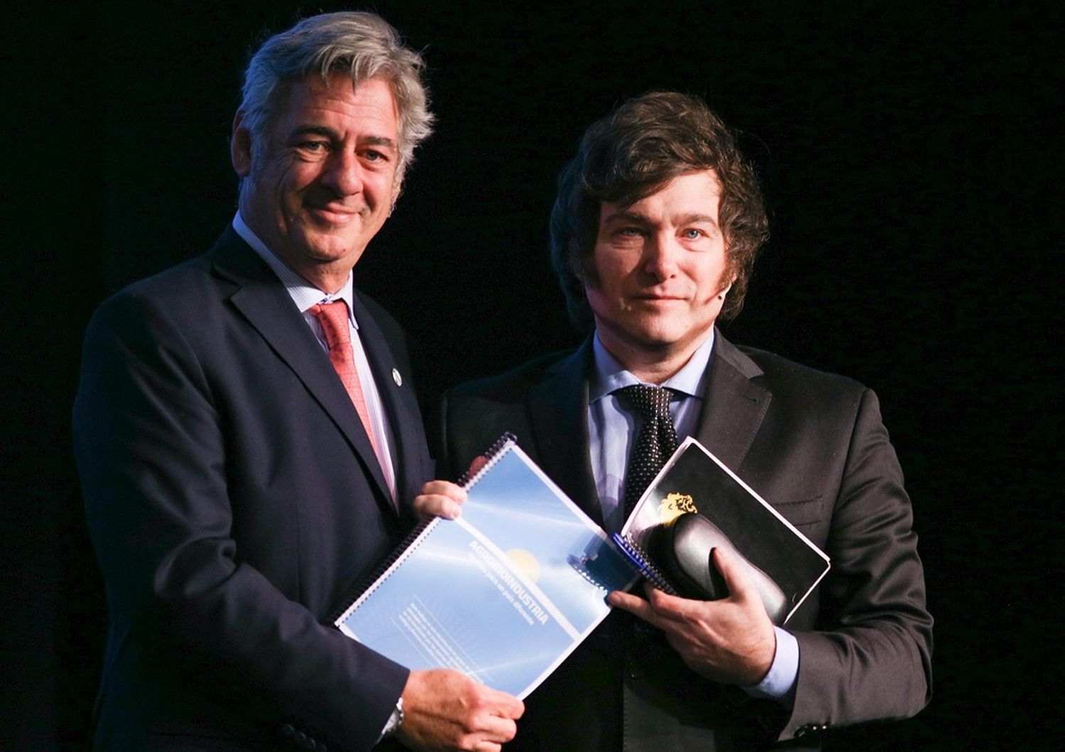 El presidente de la Sociedad Rural Argentina, Nicolás Pino, y Javier Milei.