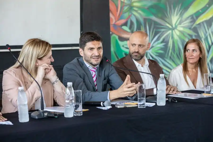 El gobernador y su equipo en la presentación