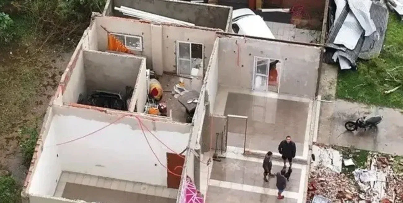 El fenómeno meteorológico provocó caída de techos, árboles y destrozos en vehículos.