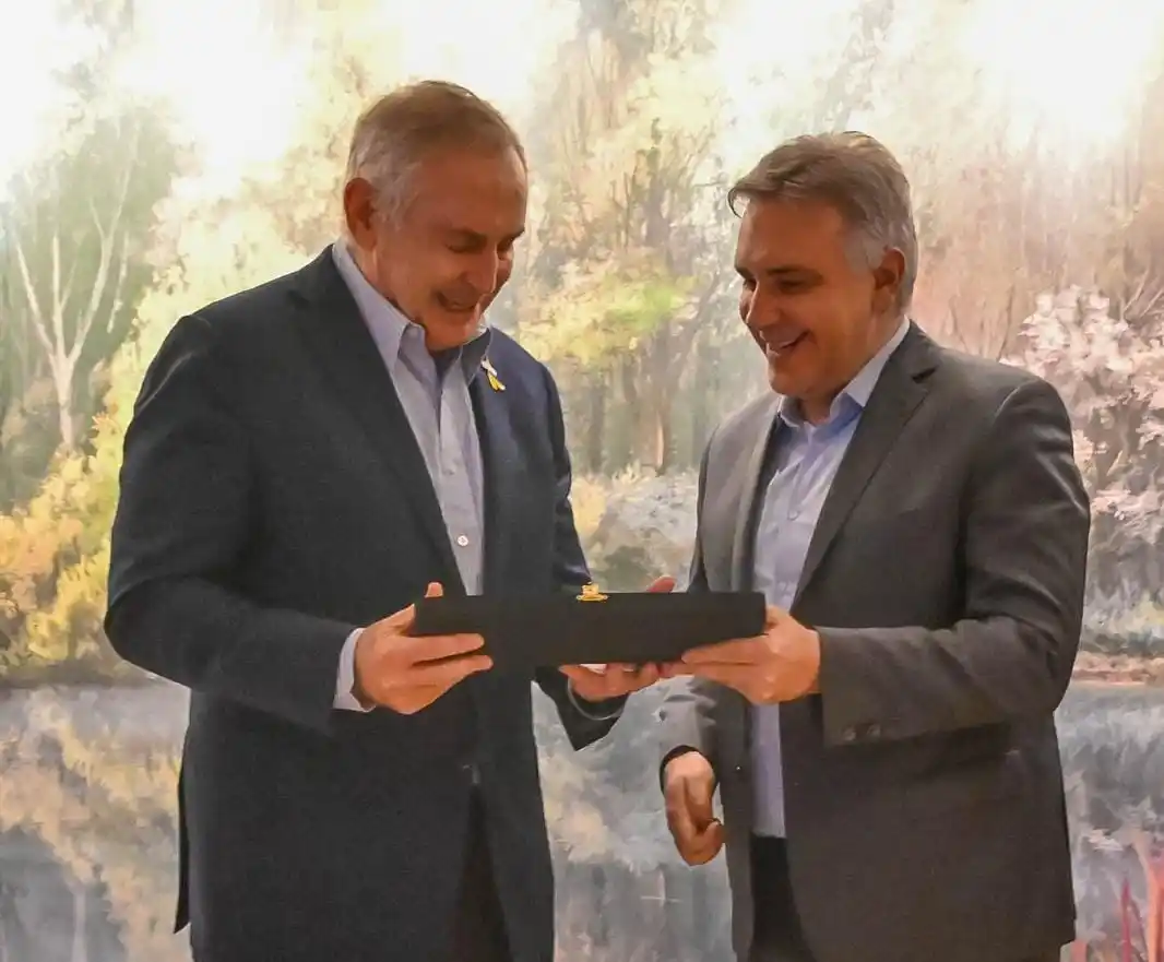 Llaryora entregando placa a embajador de Estados Unidos