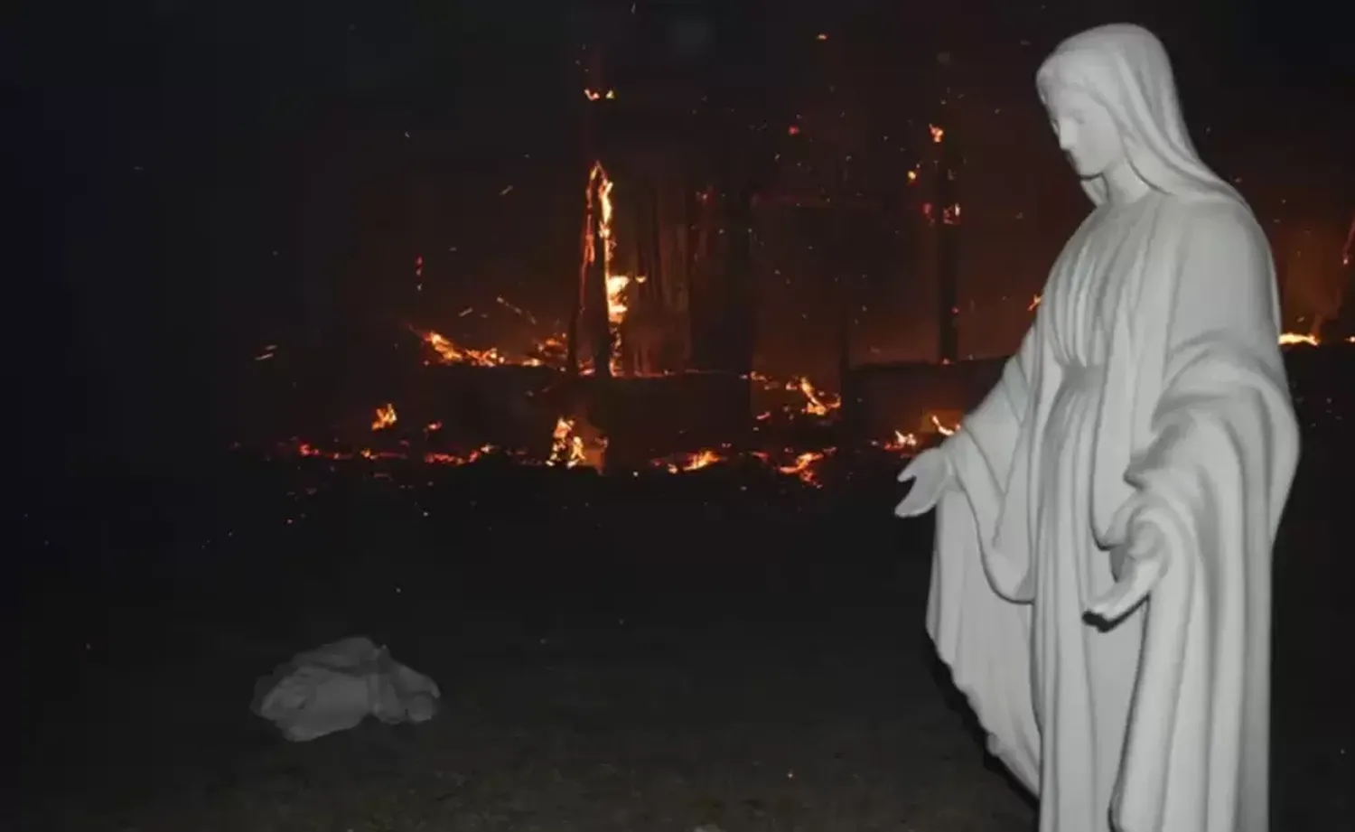 La impactante foto de la Virgen María que quedó intacta en medio de las llamas.