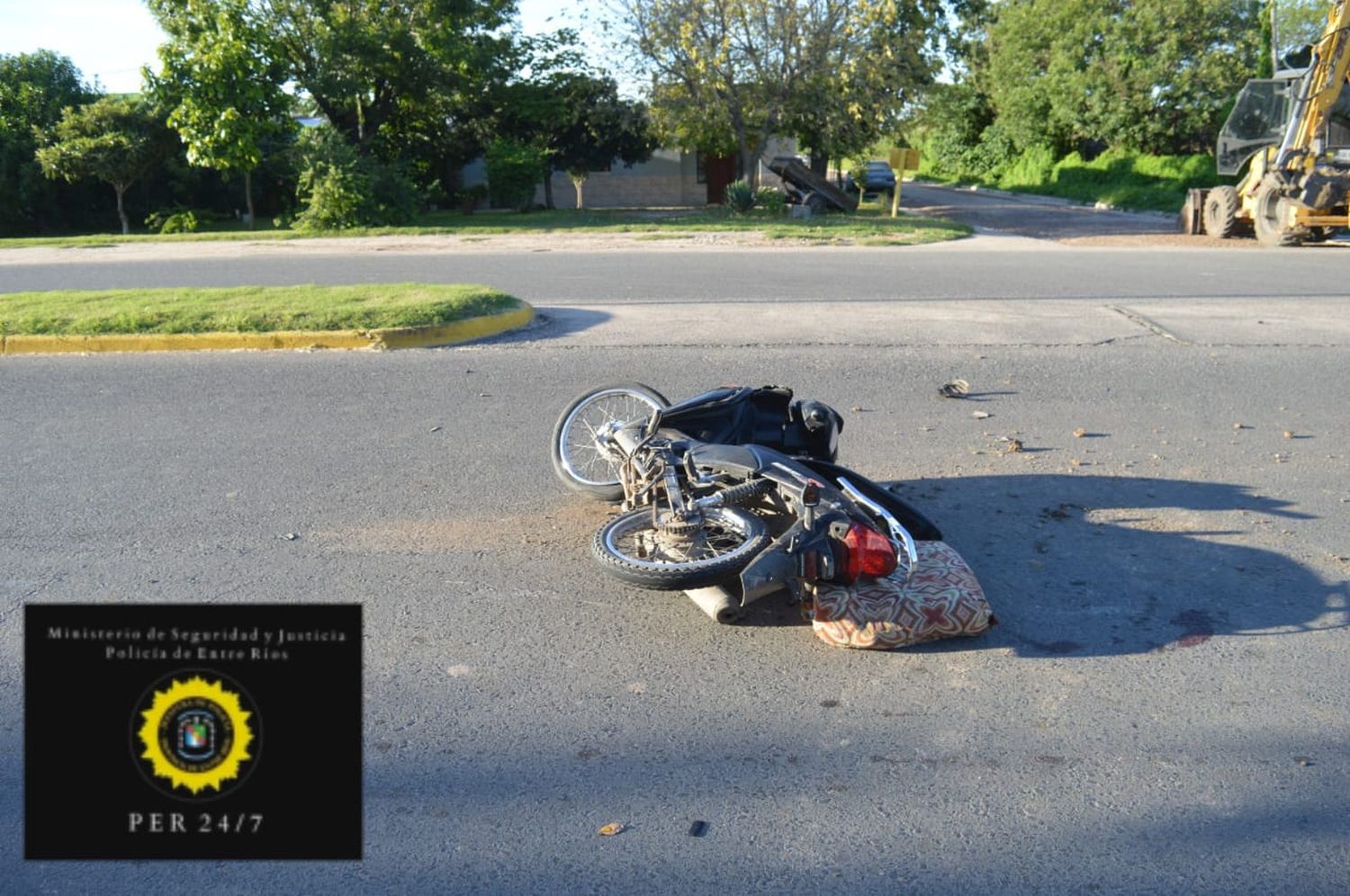 MOTOCICLETA IMPACTA CONTRA UNA RETRO EXCAVADORA