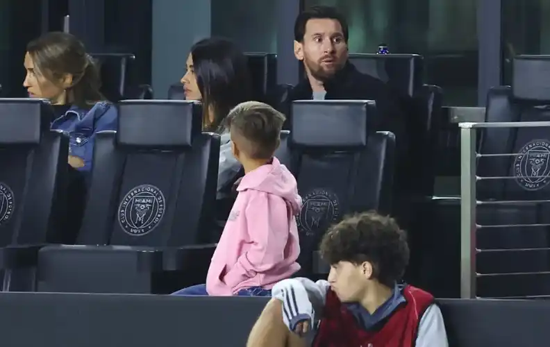 El deportista fue visto en las gradas en lo que se recupera de una lesión