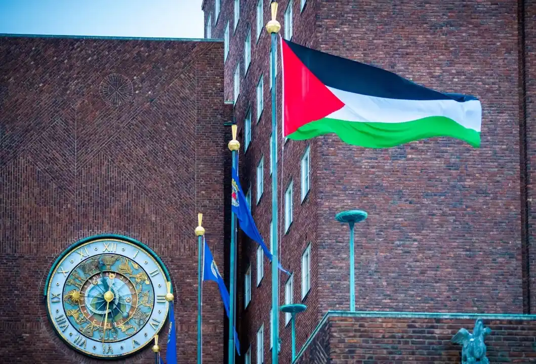La bandera palestina izada en el patio fuera del ayuntamiento de Oslo, Noruega.