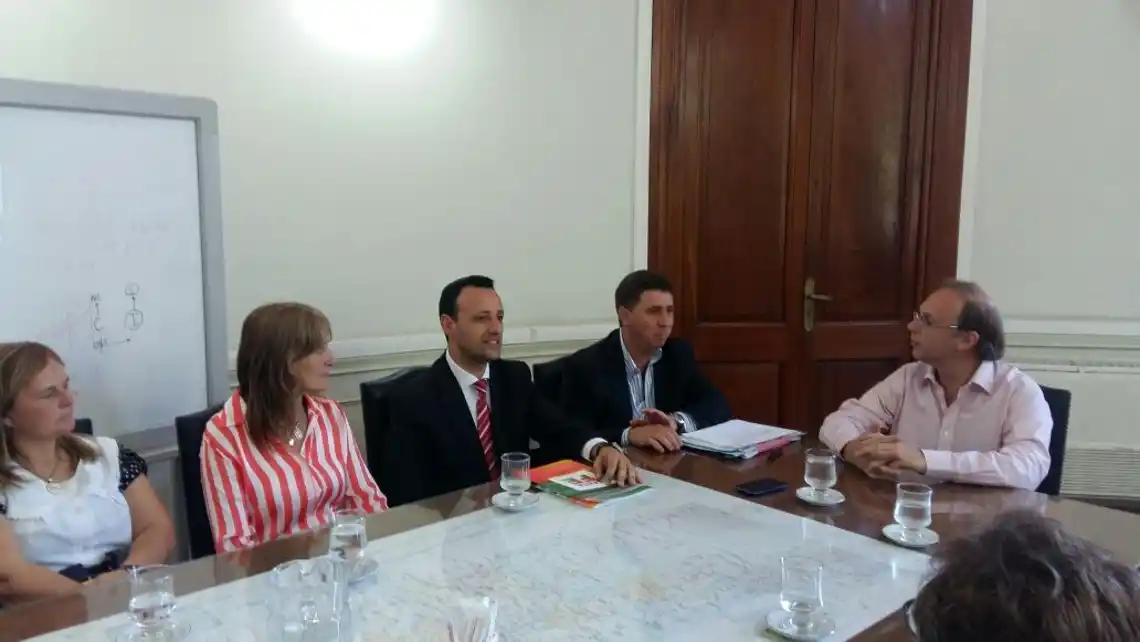 La provincia entregó fondos a María Luisa y Colonia Rivadavia