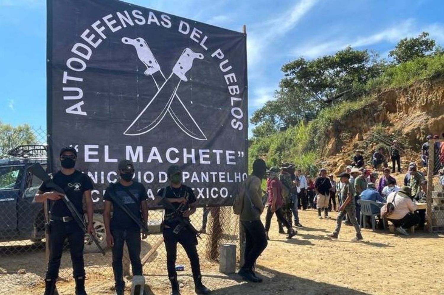 México: autodefensas tomaron un pueblo, quemaron casas y secuestraron personas