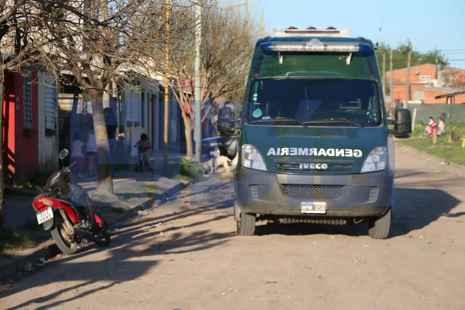 Gendarmería allanó cinco domicilios y detuvo a tres personas en el Quijano 
