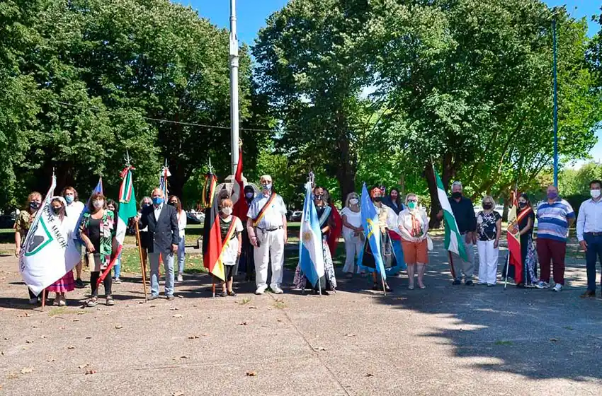 El intendente Rojas participó en un acto junto a las colectividades