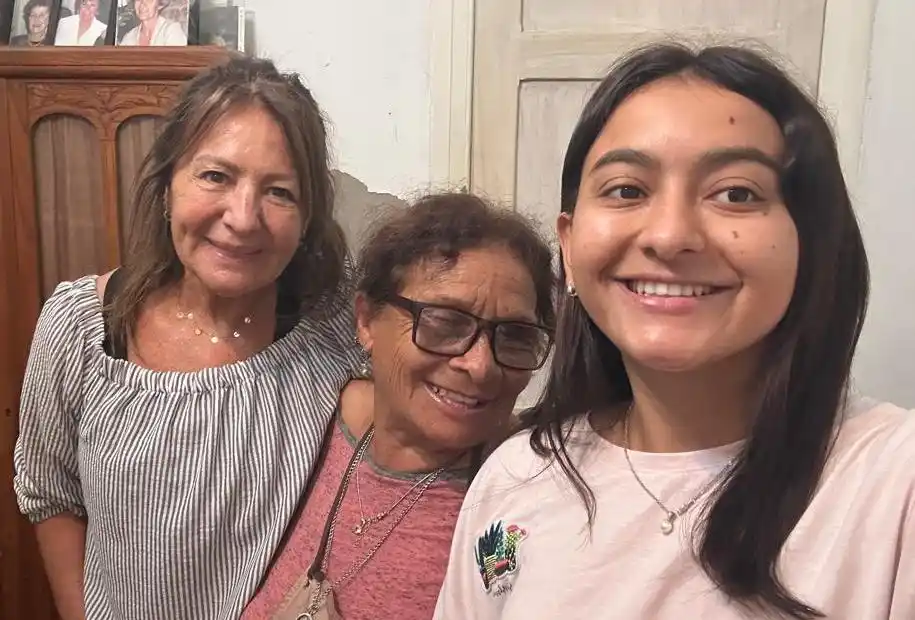 La presidenta de la institución junto a dos colaboradoras-