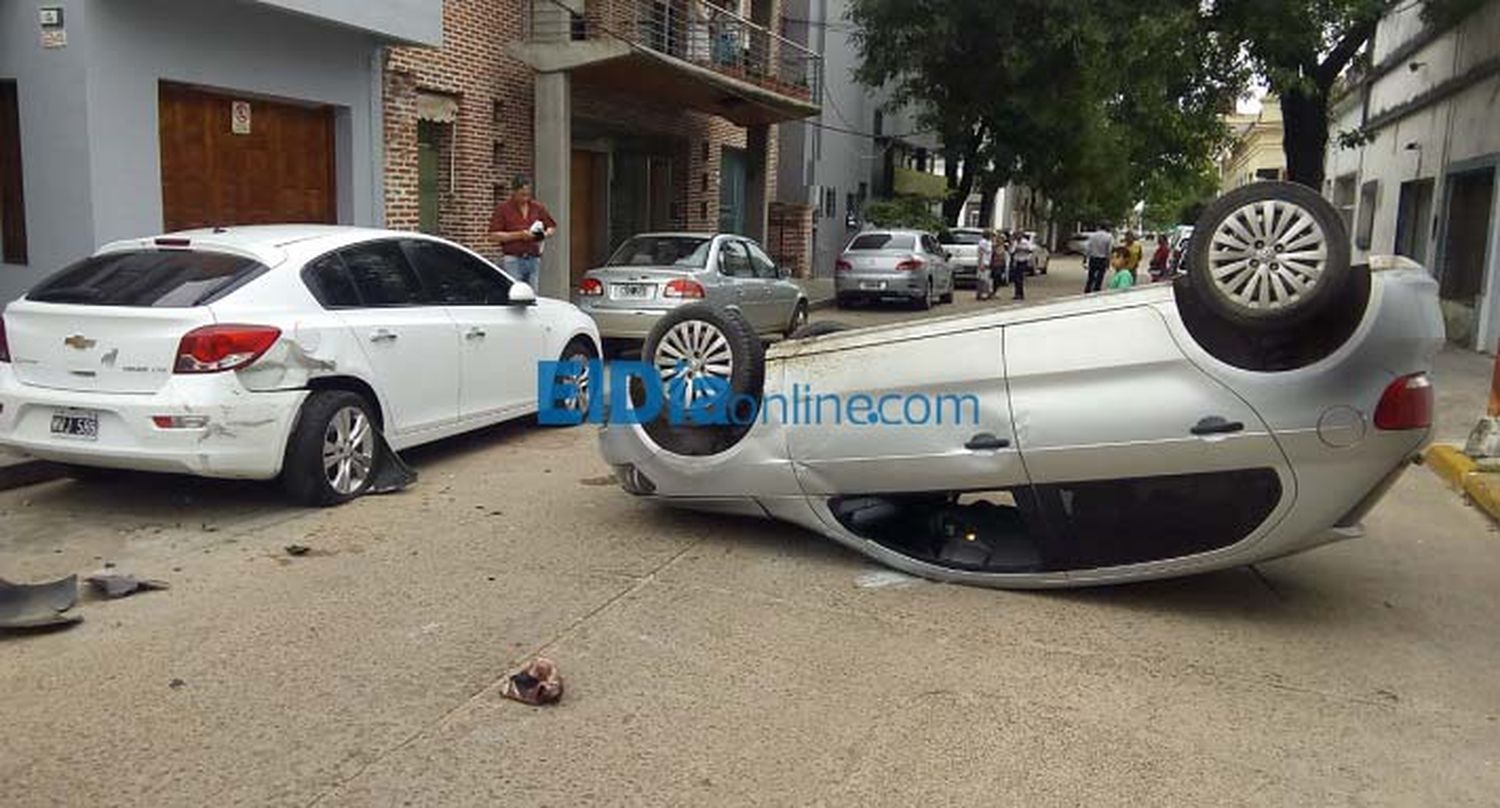 Mañana accidentada: Espectacular vuelco en pleno centro de la ciudad