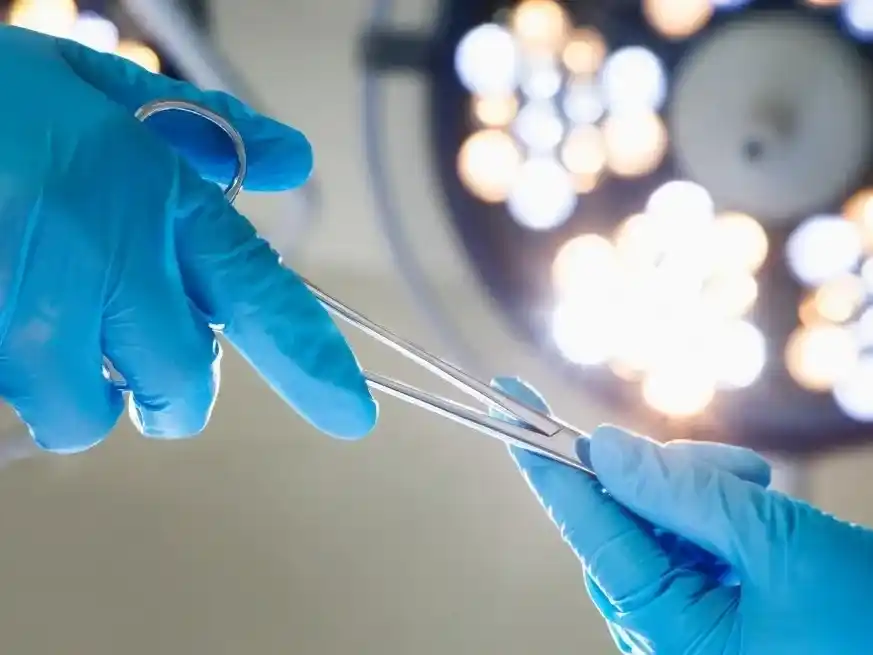 El recién nacido necesita una operación urgente.