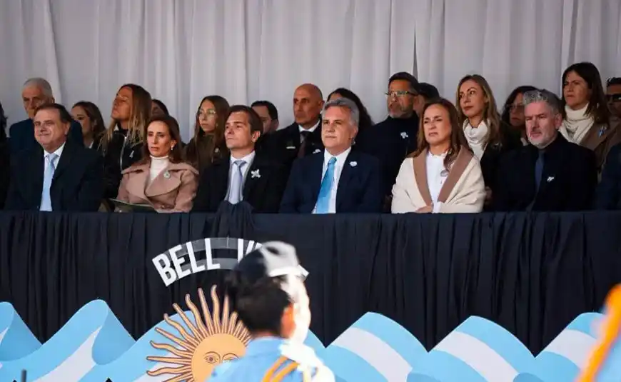 Llaryora Día de la Bandera