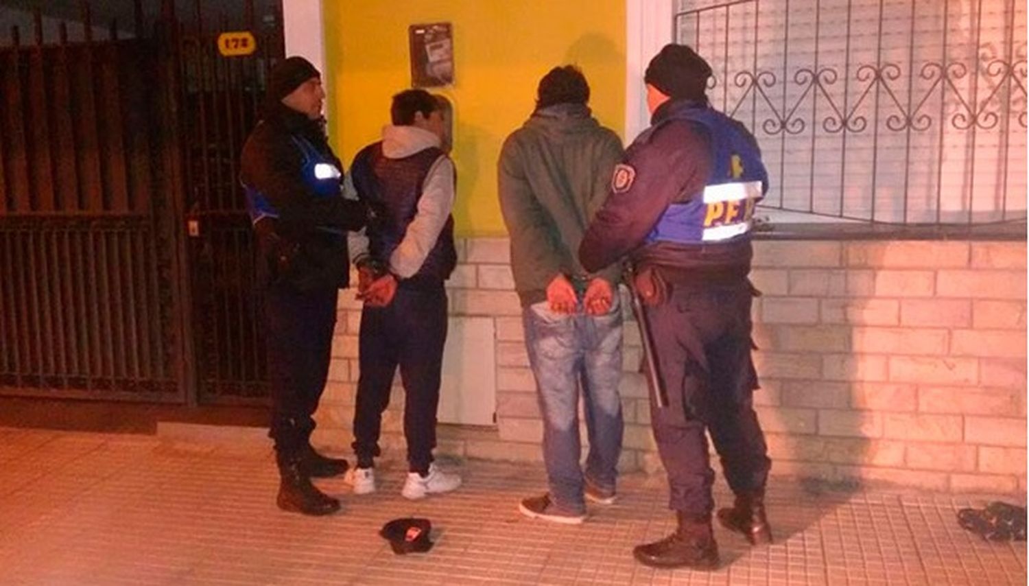 Lo golpearon con una baldosa para robarle: fueron detenidos