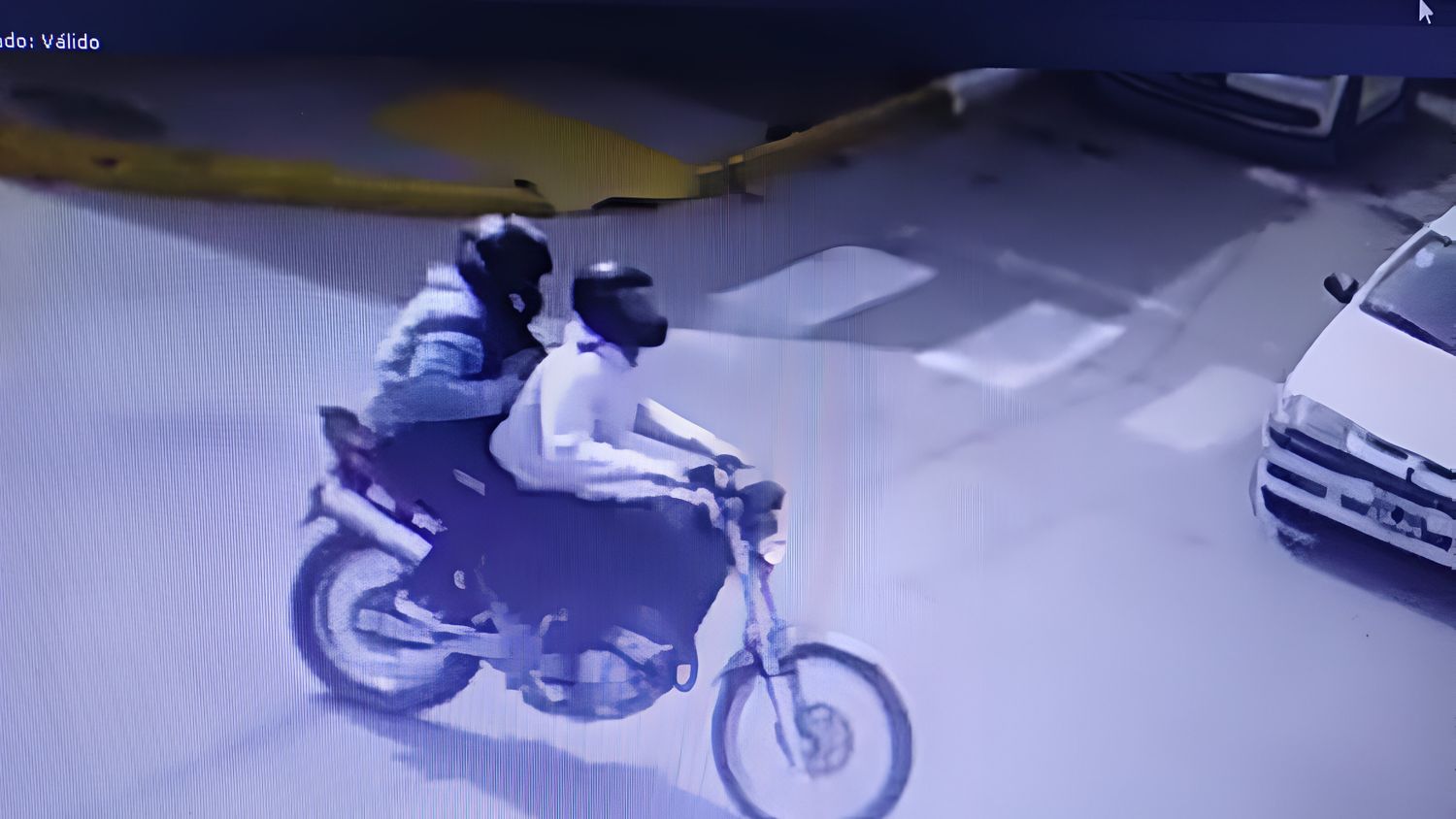 La policía procura identificar a los autores del robo a partir de estas imágenes.
