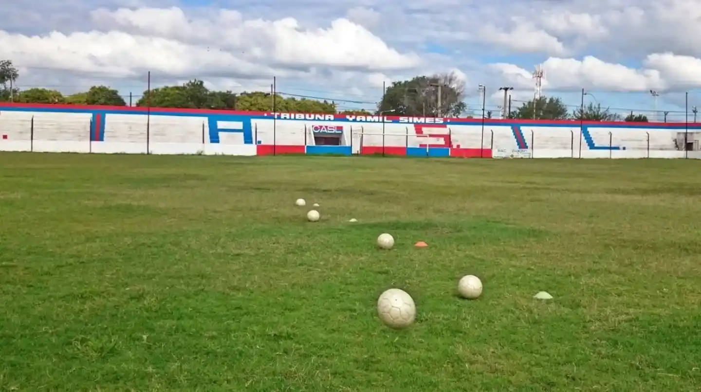 Conmoción total: un chico de 13 años se descompensó durante una práctica de fútbol y murió