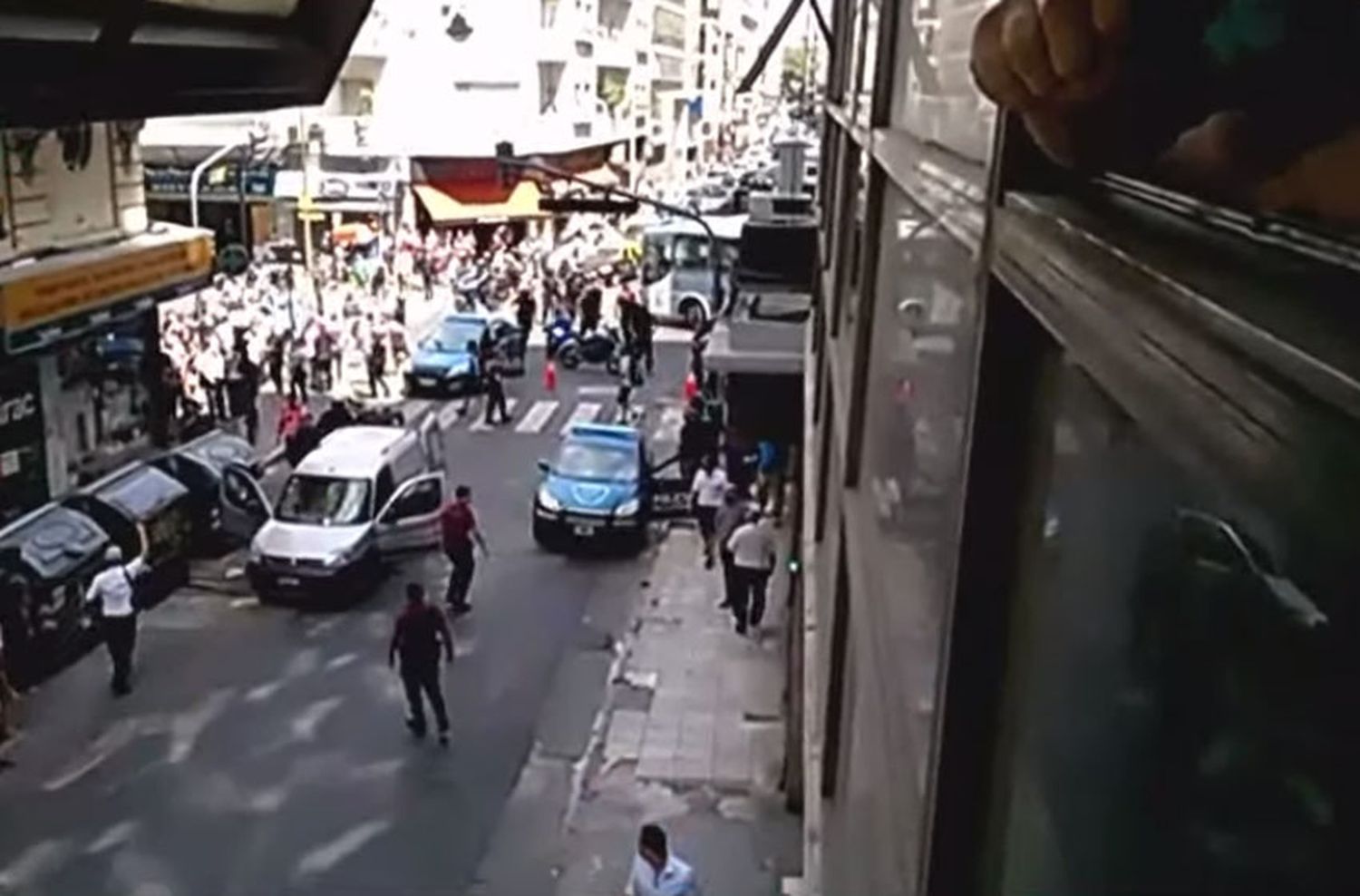 Tiroteo en avenida Corrientes: hubo más de 30 disparos y tres heridos