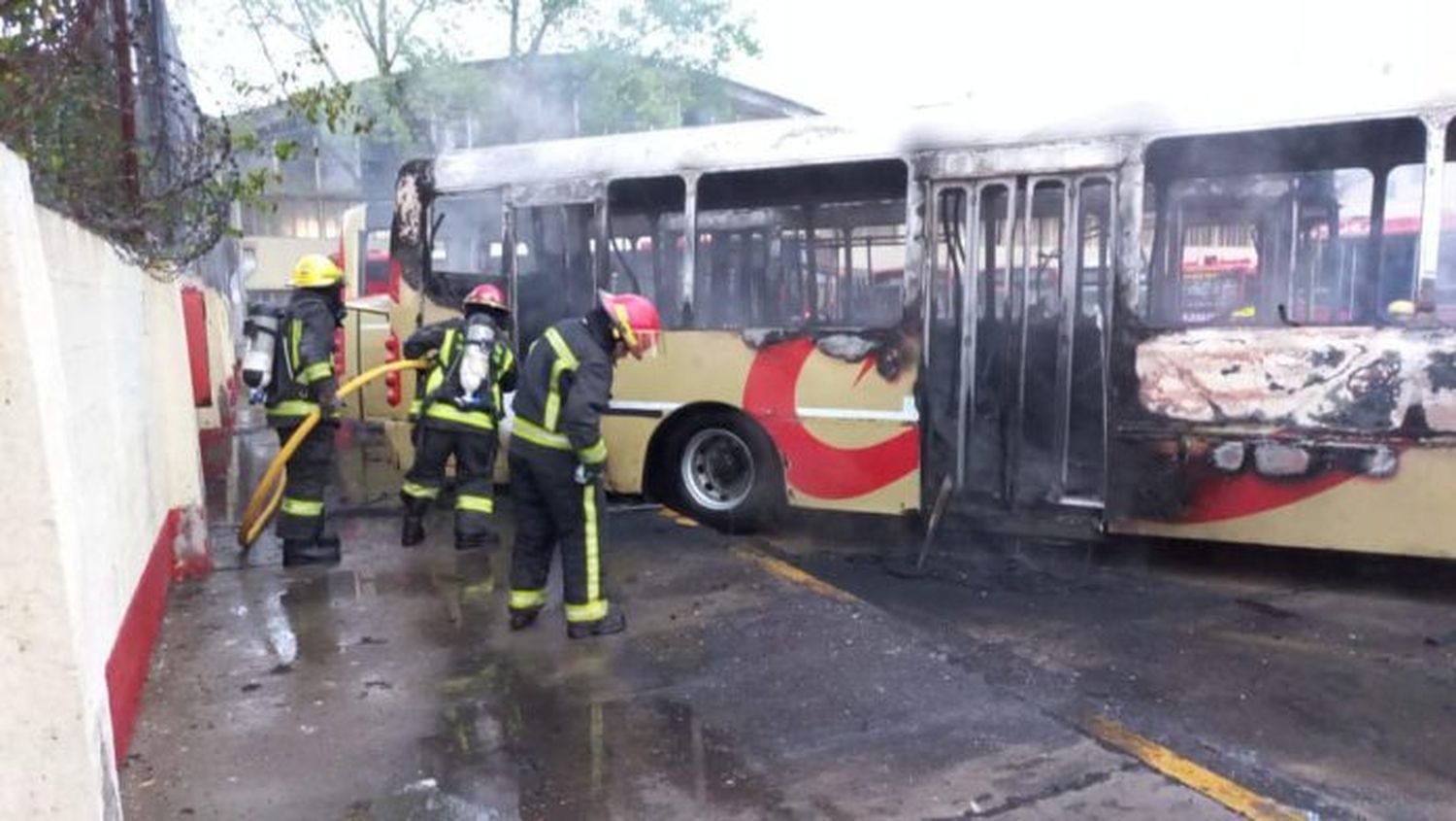 Se incendiaron tres colectivos en Ingeniero Maschwitz