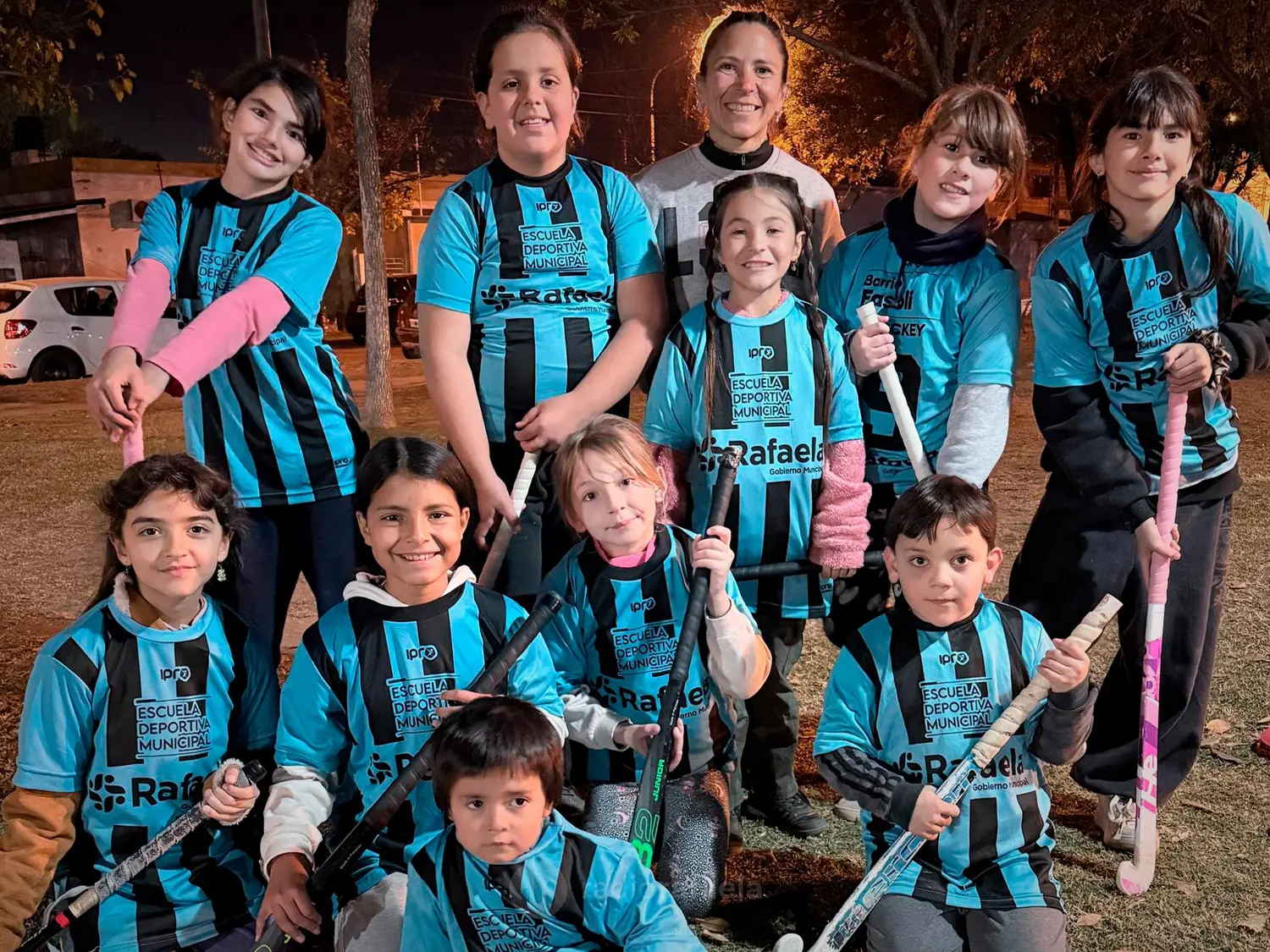 Escuelita de hockey de Barrio Fasoli: "A pesar del frío, vienen, pasan un buen momento y aprenden"
