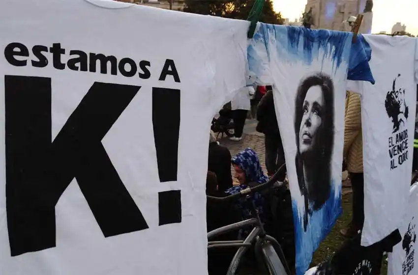 «Vamos a volver», el principal mensaje del Merchandising en el acto de los Fernández