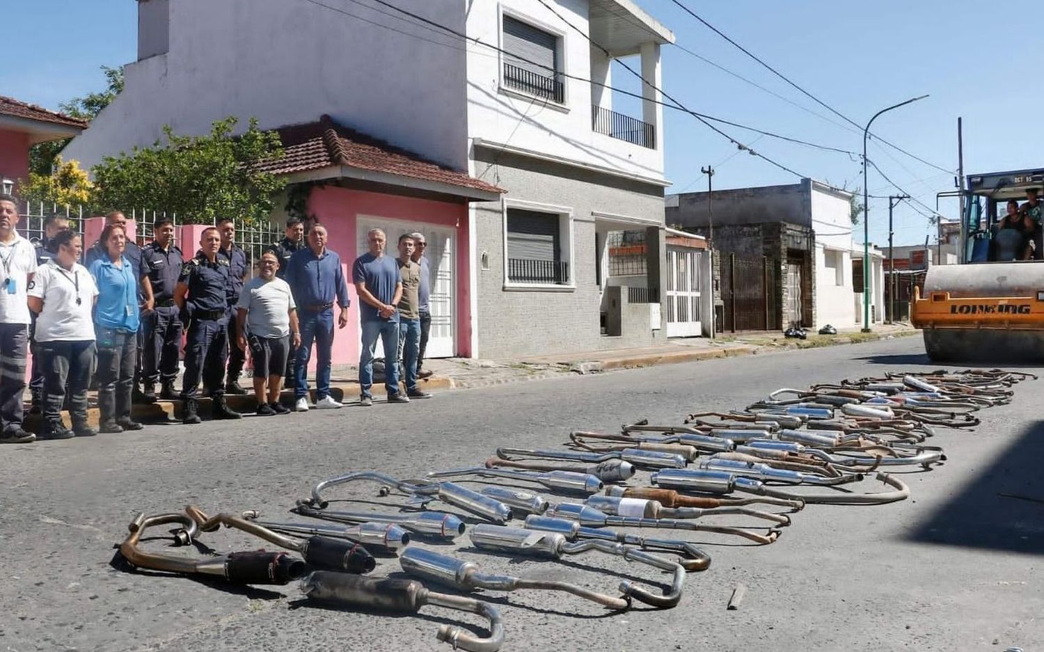 En Berisso se hartaron de los ruidos y aplastaron los escapes de las motos secuestradas ¡con una aplanadora! 