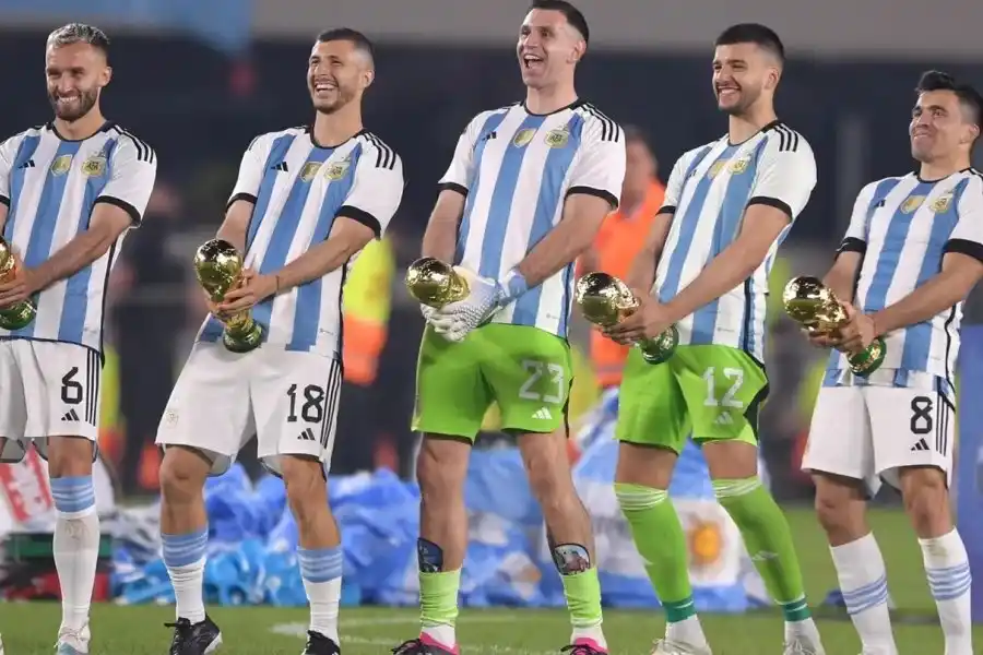 Dibu Martínez repitió su icónico festejo, pero esta vez estuvo acompañado por otros campeones del mundo