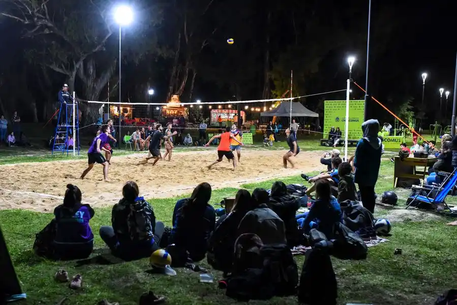 “Laguneras ICB” y “Random” se coronaron campeones del torneo de beach vóley en Chascomús