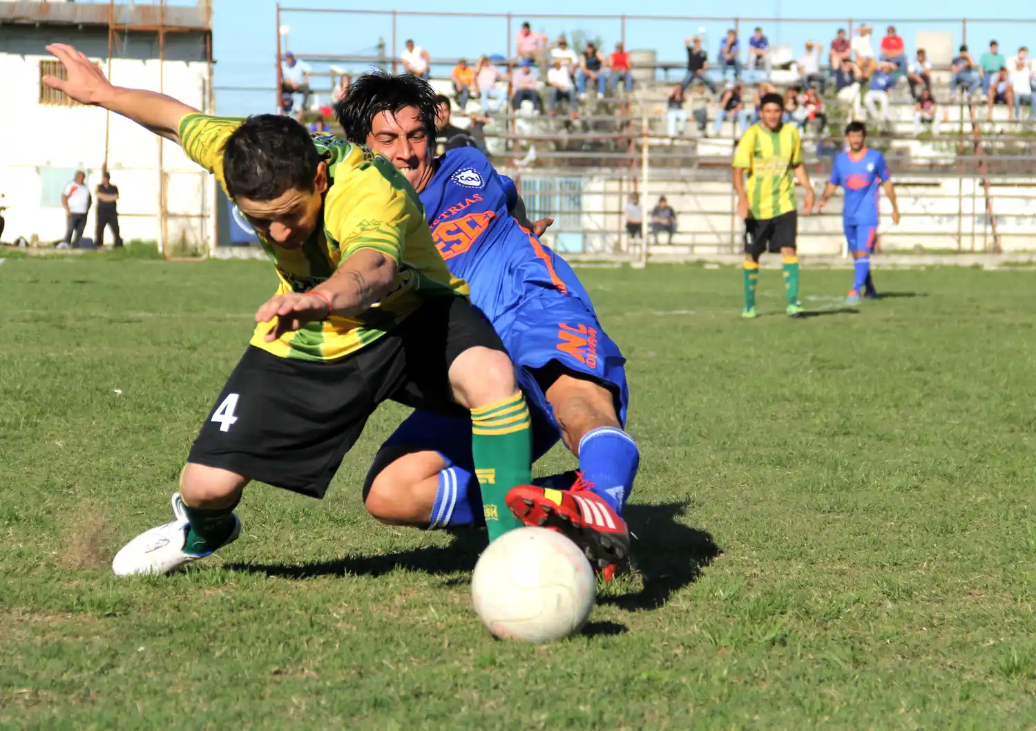 Deportivo golpeó en el momento justo y sumó de a tres ante Sarmiento 