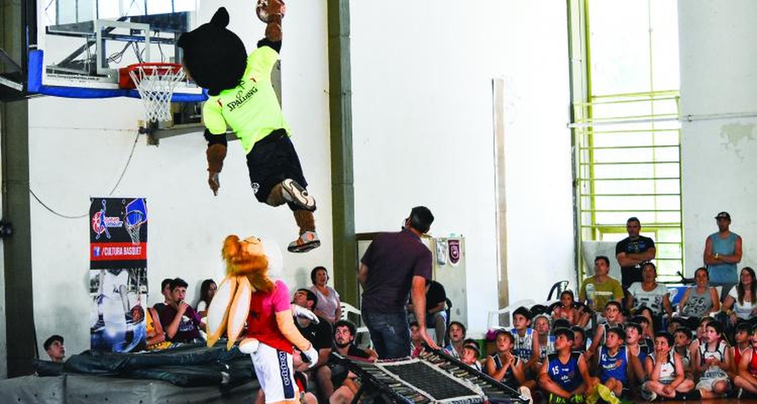 El básquet celeste tuvo su fiesta en homenaje a Horacio Delprino