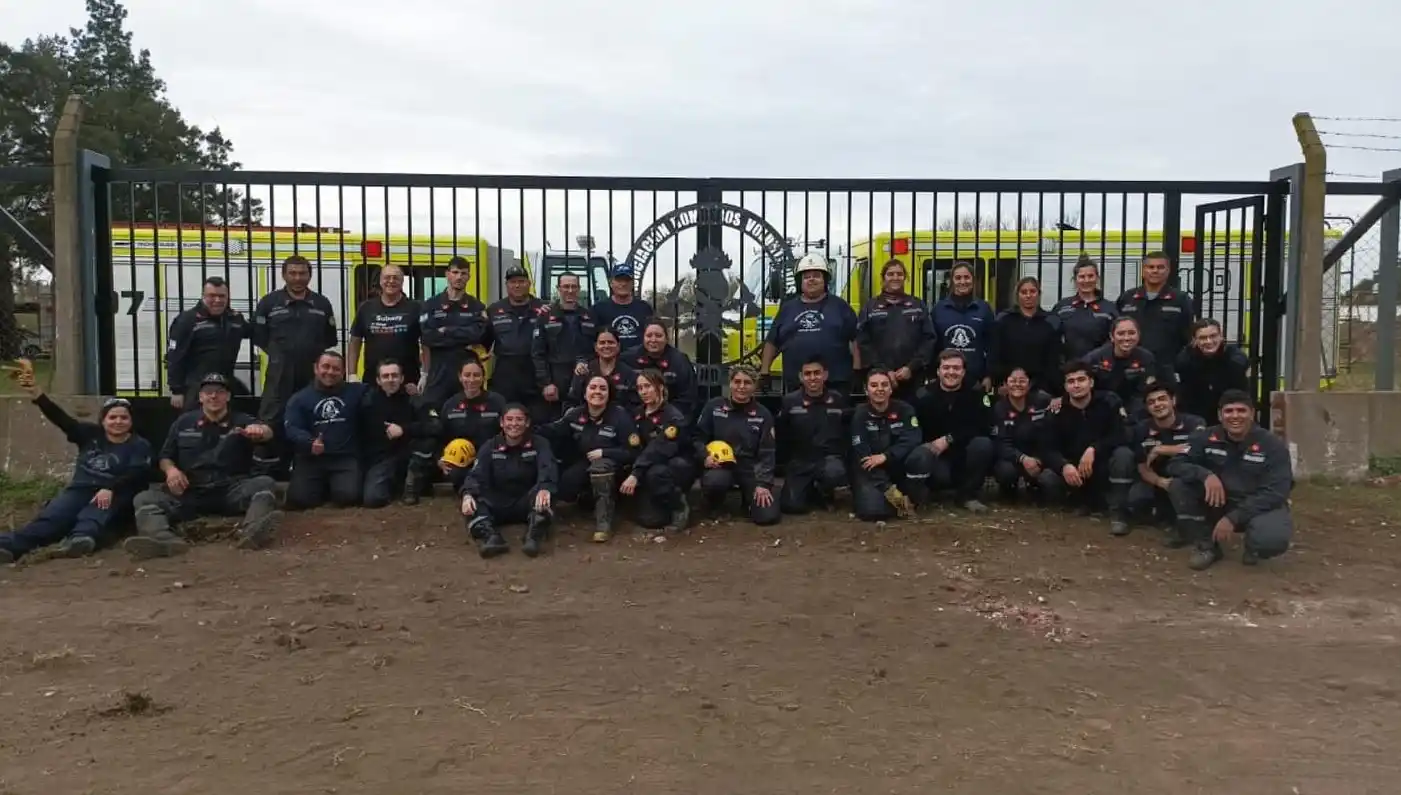 Los bomberos ya realizan tareas en el terreno de avenida Ovidio Lagos al 1200. Foto: Gentileza.