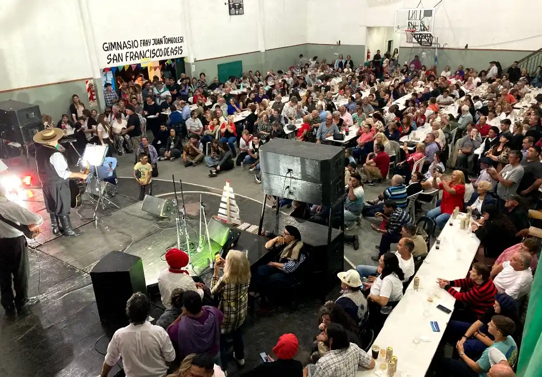 Multitudinaria participación en la primera peña folclórica de la Asociación San Francisco de Asís