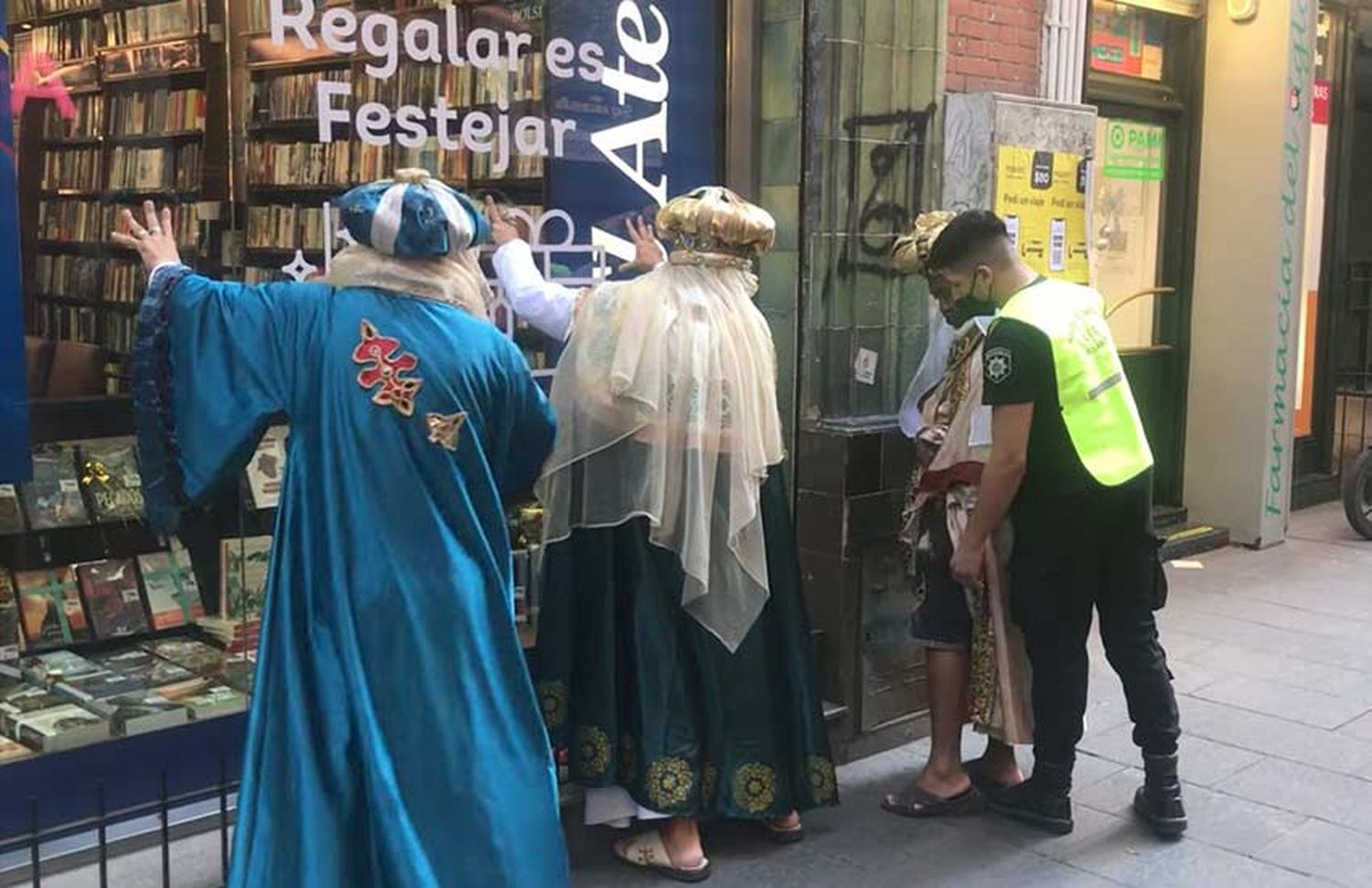 Insólito video: demoraron a los Reyes Magos en pleno centro de Rosario tras denuncia de robo de celular