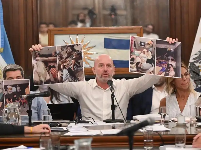 Pruebas. Waldo Wolff exhibió las imágenes de las comisarías.