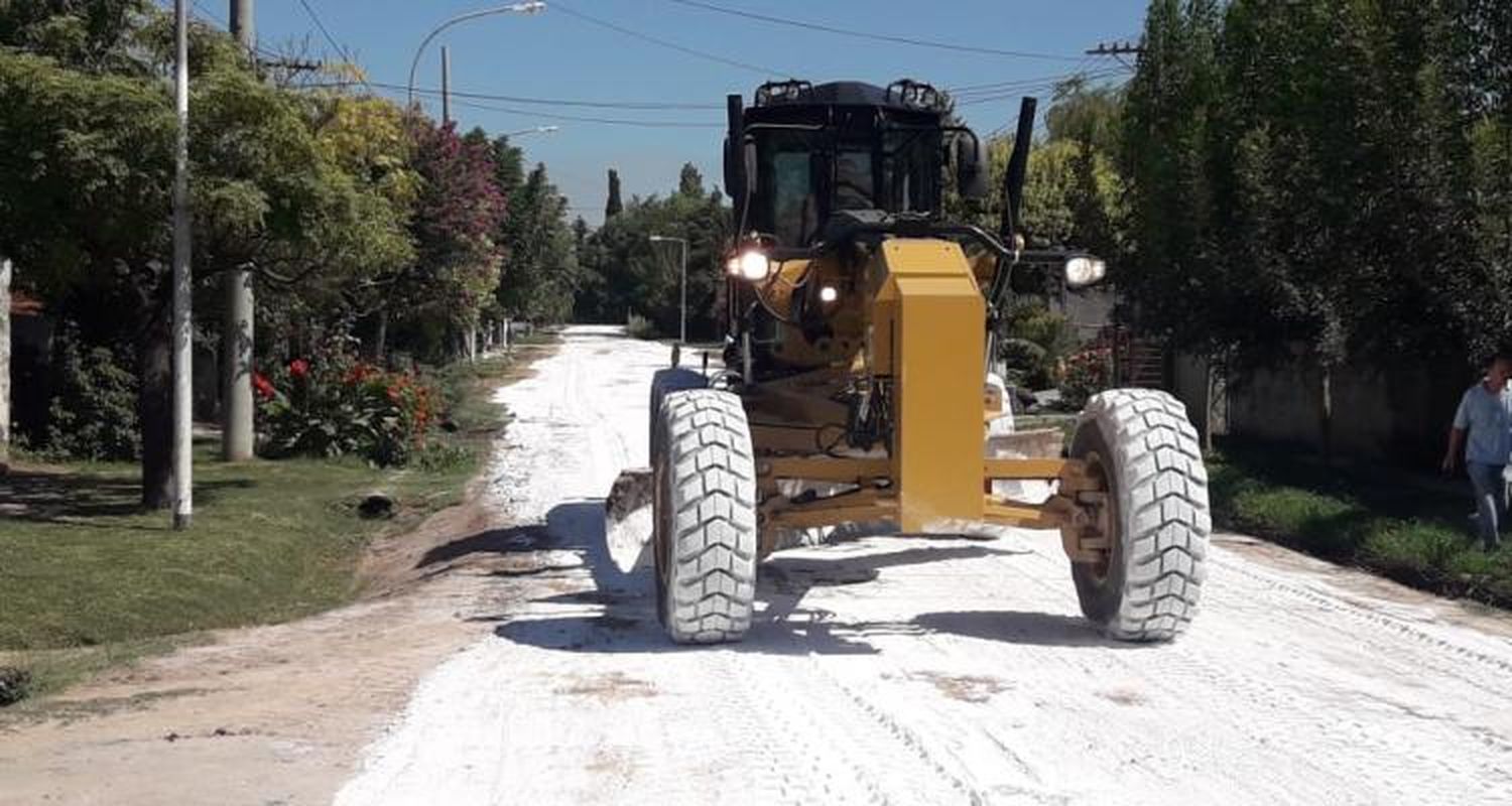 Comenzaron a pavimentar las 12 cuadras previstas para Los Aromitos