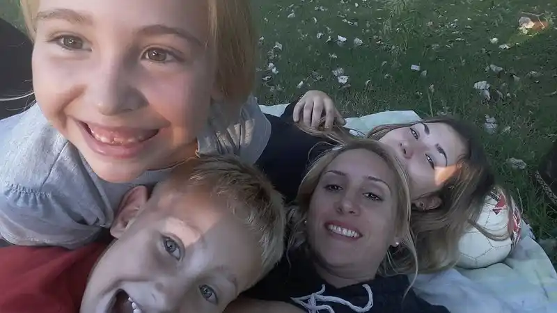 Nadia tiene 3 hijos y junta firmas porque IOMA no aprueba el tratamiento para su cáncer