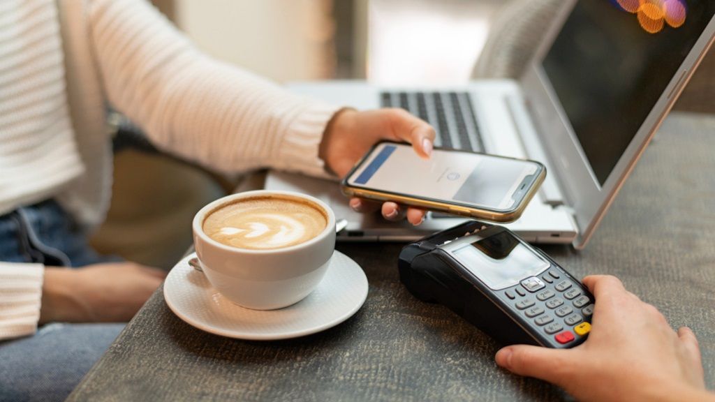 Bares, restaurantes, hoteles y estaciones de servicio quedaron habilitados para cobrar propinas con billeteras virtuales. Foto: MuyPymes.