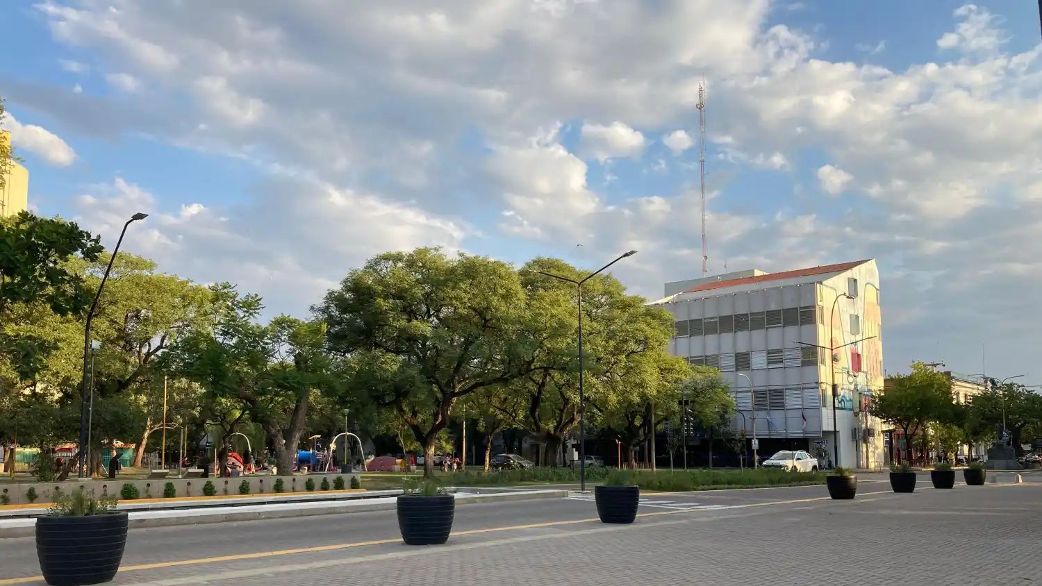 Mañana con cielo seminublado en la ciudad.