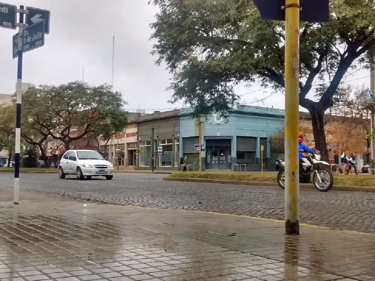 Humedad en las calles: llaman a circular con cuidado